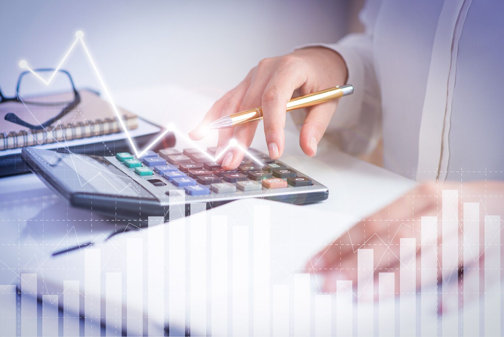 person-calculating-the-cost-of-virtual-receptionist-software virtual receptionist software