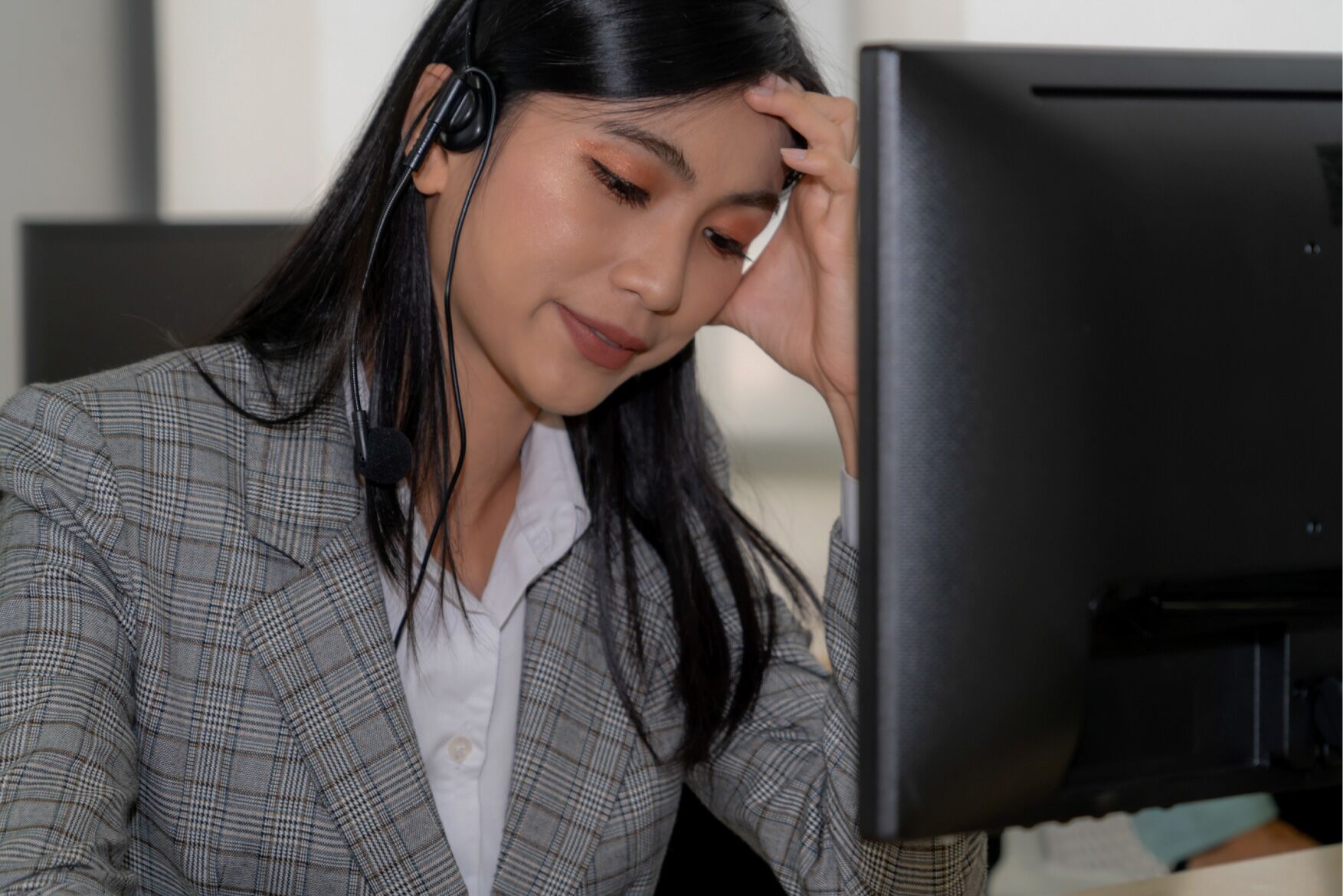 woman-in-front-desk