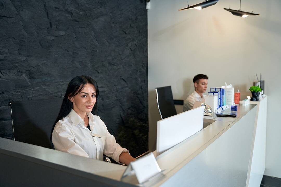Assessing front desk performance of receptionists behind front desk