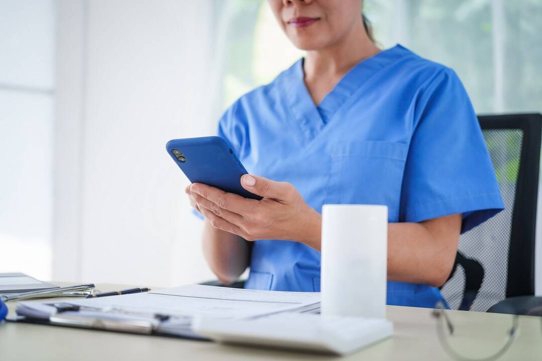 Physical therapist sending patient appointment reminders via phone text